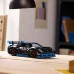 Voiture de course Porsche GT4 e-Performance - image 11